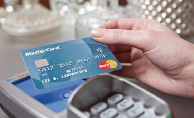 Tham khảo dịch vụ và phí rút tiền mặt từ thẻ tín dụng vietcombank