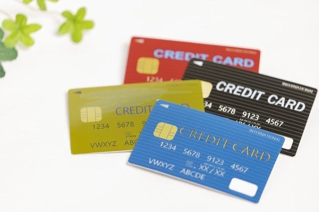 Lãi suất và mức phí rút tiền từ thẻ tín dụng tại ngân hàng rất cao, từ 4 - 6% cho mỗi giao dịch