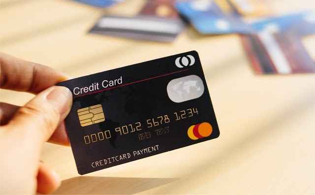 Tính năng chi tiêu trước, trả tiền sau của thẻ tín dụng khiến cho nhiều chủ thẻ tín dụng mắc phải sai lầm và dẫn đến nhiều hệ quả đáng trách