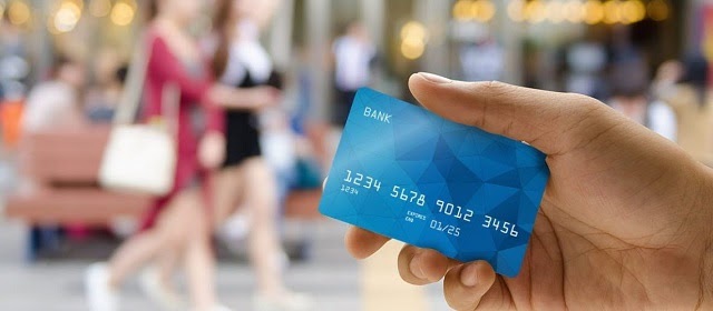 Rút tiền từ thẻ tín dụng có thể giúp bạn giải quyết được các vấn đề trước mắt nhưng vẫn ẩn chứa rất nhiều rủi ro sau này