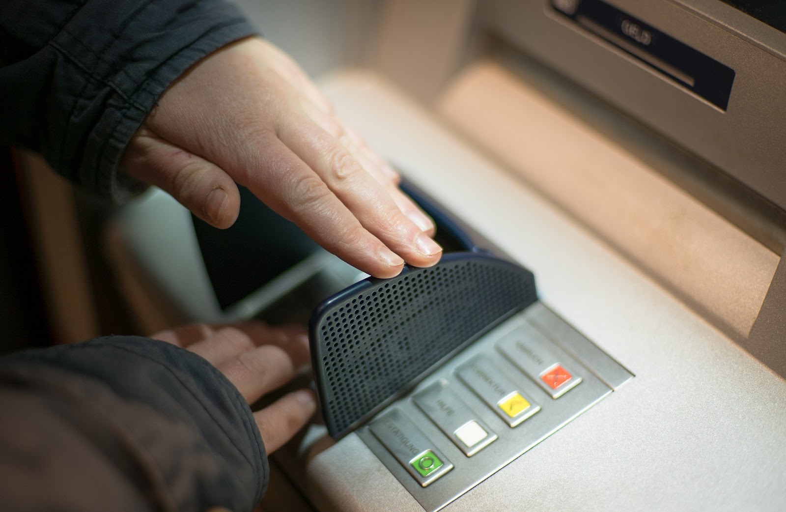 Rút tiền mặt từ thẻ tín dụng ẩn chứa rất nhiều rủi ro nên ngân hàng không khuyến khích các chủ thẻ tín dụng thực hiện công việc này