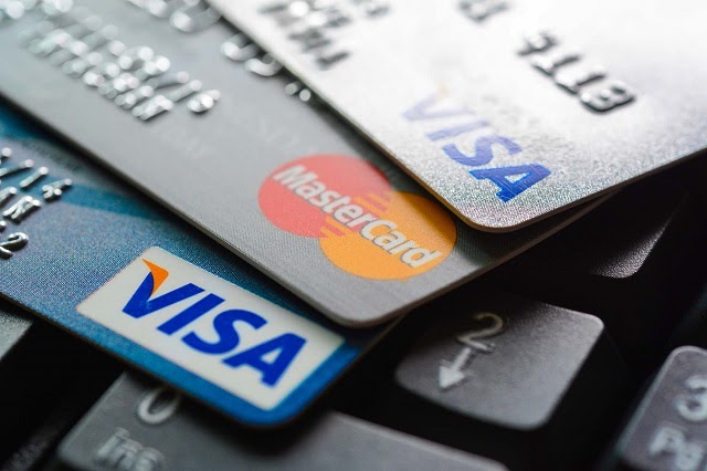 Sự xuất hiện của thẻ tín dụng đã giúp ích rất nhiều cho cuộc sống của người dân nhưng đồng thời thẻ tín dụng cũng gây ra không biết bao nhiêu hậu quả đáng gờm
