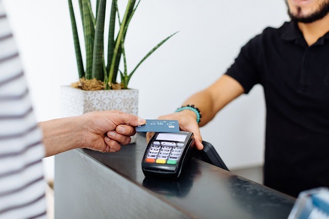 Dịch vụ đáo hạn thẻ tín dụng vừa lợi vừa có hại cho chủ thẻ